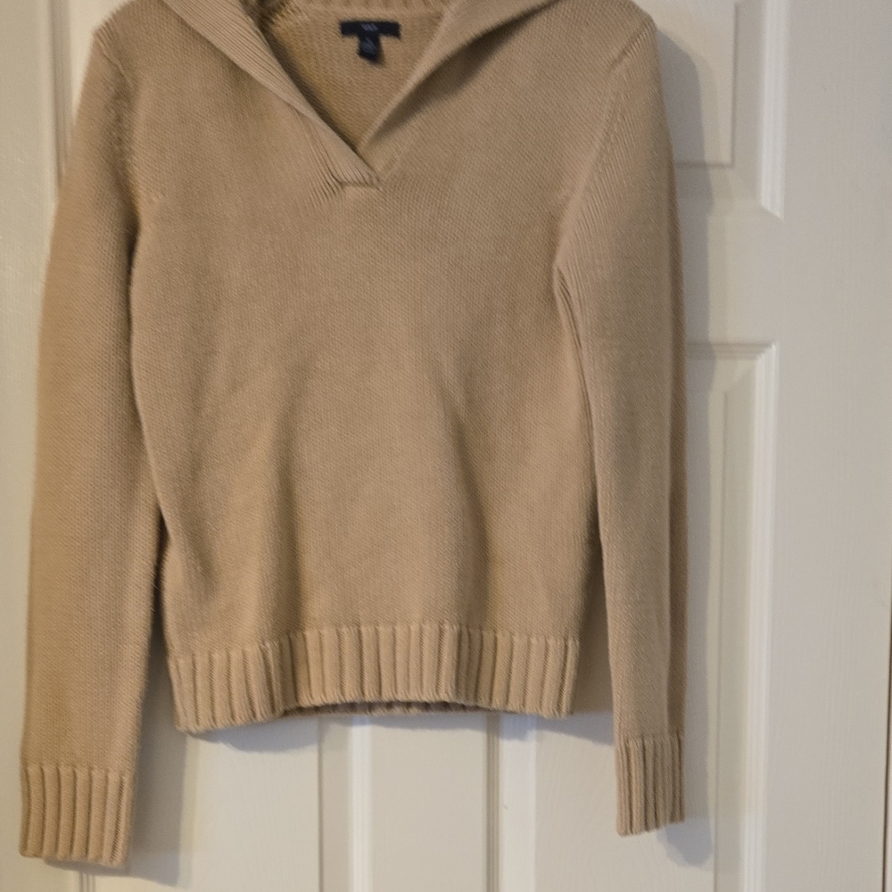 GAP Women's V-Neck Sweater in Tan